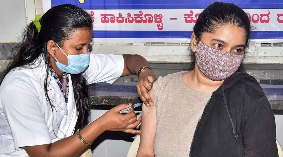 कर्नाटक: पढ़ाई, नौकरी के लिए विदेश जाने वालों के लिए प्राथमिकता पर COVID के टीके