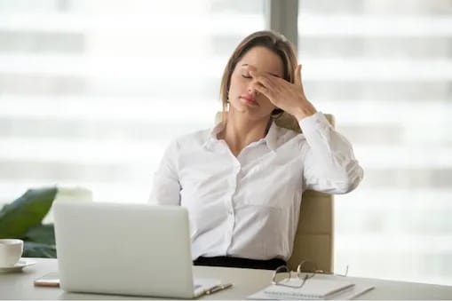 आंखों का तनाव कम करने के 3 आसान घरेलू उपचार