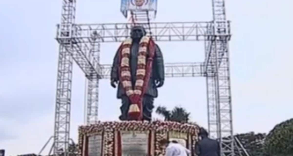 तेलंगाना के मुख्यमंत्री ने किया पीवी नरसिम्हा राव की 26 फीट की प्रतिमा का अनावरण, केंद्र से पूर्व पीएम को भारत रत्न देने का आग्रह