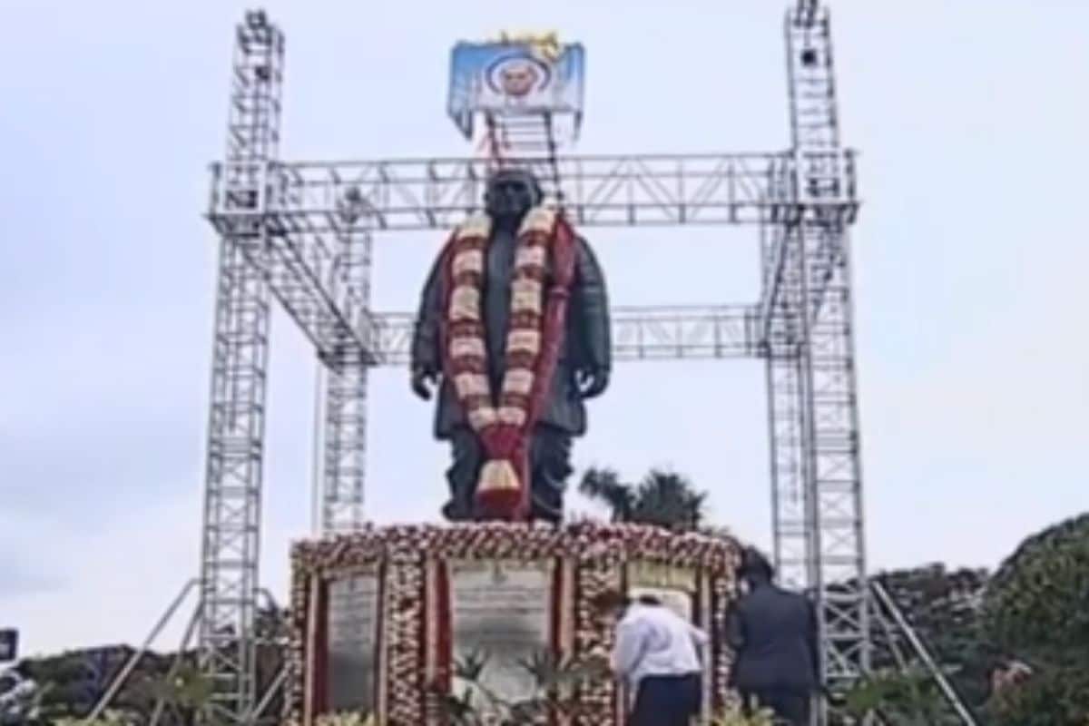 तेलंगाना के मुख्यमंत्री ने किया पीवी नरसिम्हा राव की 26 फीट की प्रतिमा का अनावरण, केंद्र से पूर्व पीएम को भारत रत्न देने का आग्रह
