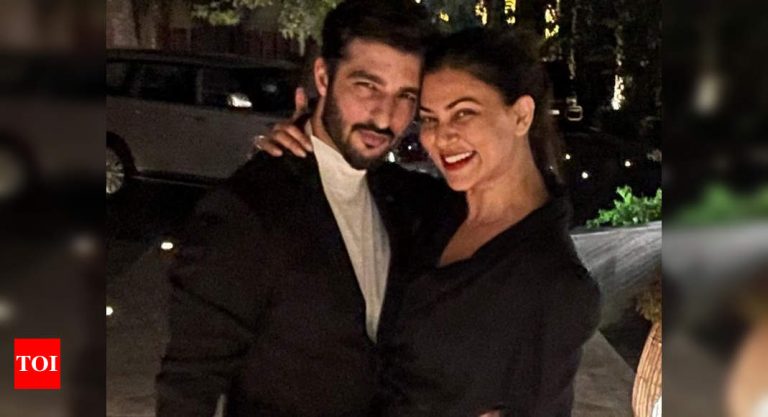 सुष्मिता सेन एक प्रेमिका के रूप में बदल जाती है क्योंकि प्रशंसक अपने प्रेमी रोहमन शॉल को ‘लव यू’ कहता है – टाइम्स ऑफ इंडिया