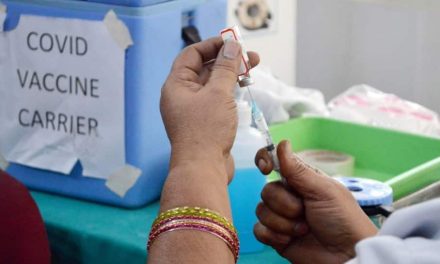 COVID-19: केंद्र ने राज्यों, केंद्रशासित प्रदेशों से घर-घर टीकाकरण केंद्रों की संख्या बढ़ाने का आग्रह किया
