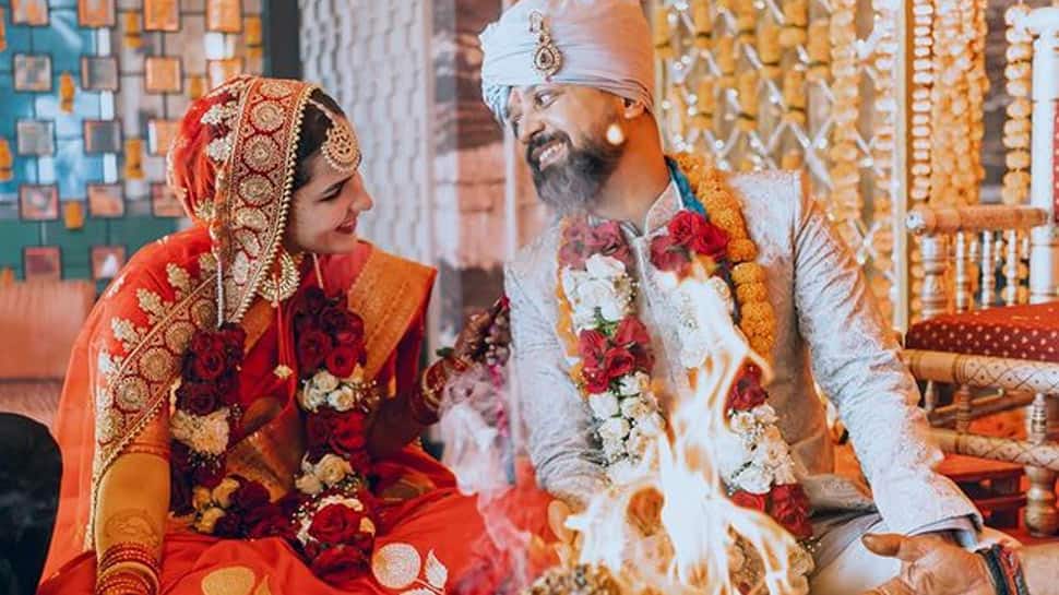 अभिनेत्री अंगिरा धर ने लव पर स्क्वायर फुट के निर्देशक विनय तिवारी से शादी की, युगल ने खुलासा किया कि वे अप्रैल में शादी के बंधन में बंधे – देखें शादी की तस्वीरें