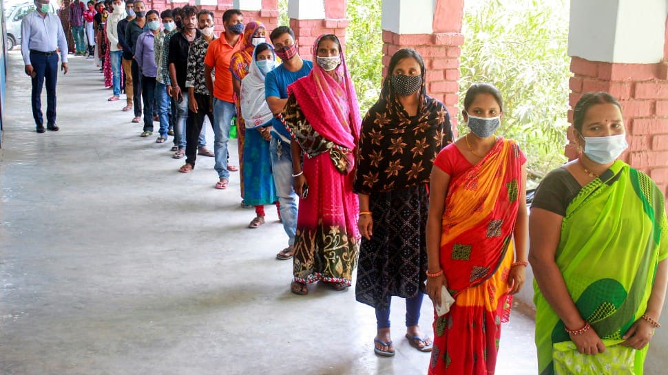 गुजरात ने पेशेवर गतिविधियों में शामिल लोगों के लिए टीकाकरण की समय सीमा तय की