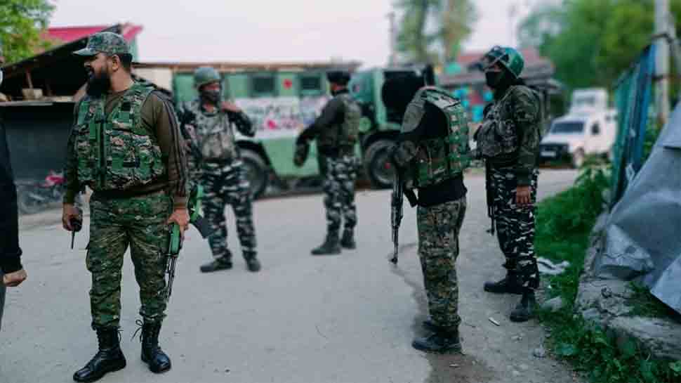 जम्मू-कश्मीर के शोपियां के जैनापोरा में सीआरपीएफ पार्टी पर आतंकियों ने हमला किया