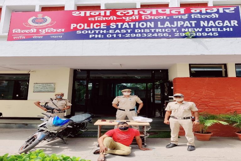 दिल्ली अपराध: पुलिस अधिकारियों ने पुलिस अधिकारियों को सुरक्षा के लिए पुलिस अधिकारी के रूप में तैनात किया