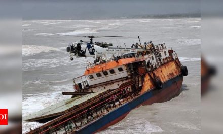 महाराष्ट्र: रेवदंडा बंदरगाह के पास समुद्र के बीच अभियान में चालक दल के 16 सदस्यों को डूबते मालवाहक जहाज से बचाया गया |  नवी मुंबई समाचार – टाइम्स ऑफ इंडिया