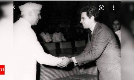 दिलीप कुमार न्यूज़: ‘बरखुरदार, चलो चलते हैं’;  जब दिलीप कुमार ने मुंबई के चौपाटी में जवाहरलाल नेहरू के साथ मंच साझा किया |  मुंबई समाचार – टाइम्स ऑफ इंडिया