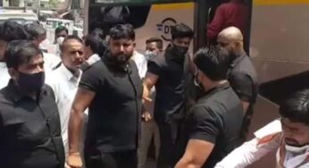 यूपी स्थानीय चुनाव: लग्जरी बस में सवार, बाउंसरों की सुरक्षा में बागपत के बीडीसी सदस्य मतदान करने पहुंचे