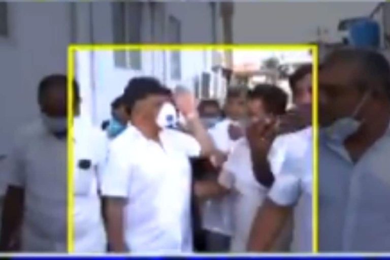 देखो |  डीके शिवकुमार ने कंधे पर हाथ रखने के लिए कर्नाटक कांग्रेस कार्यकर्ता को थप्पड़ मारा