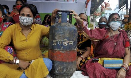 ईंधन की बढ़ती कीमतों के खिलाफ बंगाल के कोलकाता और यूपी के लखनऊ में टीएमसी का विरोध प्रदर्शन