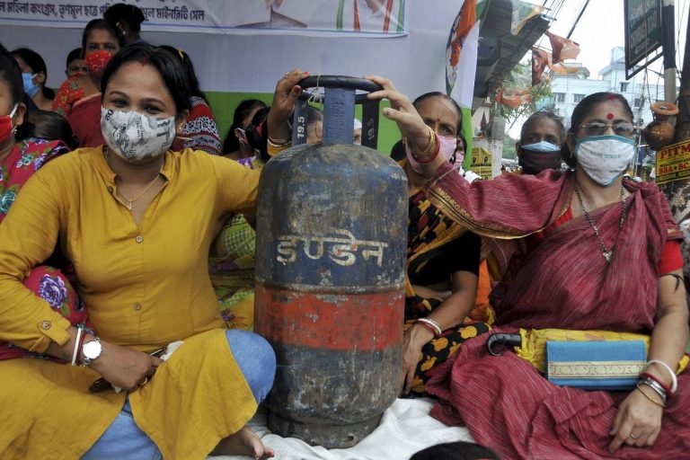 ईंधन की बढ़ती कीमतों के खिलाफ बंगाल के कोलकाता और यूपी के लखनऊ में टीएमसी का विरोध प्रदर्शन