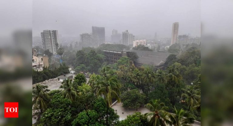 मुंबई बारिश: मुंबई, ठाणे के कुछ हिस्सों में भारी बारिश;  कई इलाकों में जलभराव |  मुंबई समाचार – टाइम्स ऑफ इंडिया