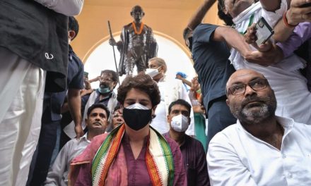 लखनऊ में धरने पर बैठी प्रियंका गांधी, कहा- चुनाव हारने के बाद हिंसा कर रही योगी सरकार