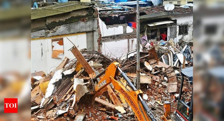 मुंबई: एमएमआरडीए ने गिराए 15 ढांचे, भाजपा और स्थानीय लोगों ने किया विरोध |  मुंबई समाचार – टाइम्स ऑफ इंडिया