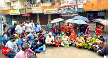 कल्याण : बरसात के पानी में बैठकर गड्ढों, जल निकासी की व्यवस्था नहीं होने का रेजिडेंट्स ने किया विरोध | ठाणे समाचार – टाइम्स ऑफ इंडिया