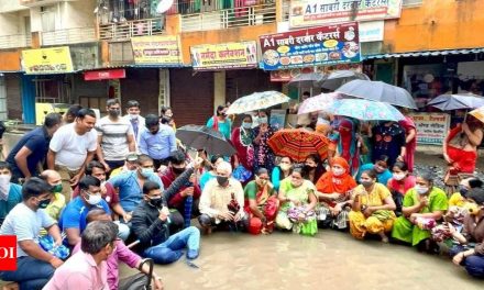 कल्याण : बरसात के पानी में बैठकर गड्ढों, जल निकासी की व्यवस्था नहीं होने का रेजिडेंट्स ने किया विरोध |  ठाणे समाचार – टाइम्स ऑफ इंडिया