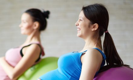 प्रसव पीड़ा को कम करने और माँ और उनके बच्चों को स्वस्थ रखने के लिए पाँच व्यायाम