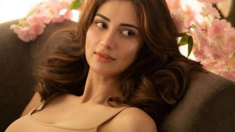 Chutzpah स्टार दीक्षा सिंह क्षितिज चौहान के साथ दृश्य चुंबन पर खुल जाता है, कहते हैं, ‘निदेशक एक साथ कुछ समय बिताने की हमें बताया’!