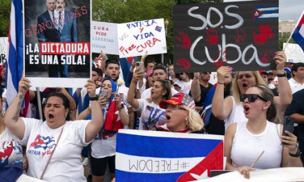 एपी स्रोत: बिडेन क्यूबा दूतावास के कर्मचारियों को बढ़ाने के लिए लग रहा है
