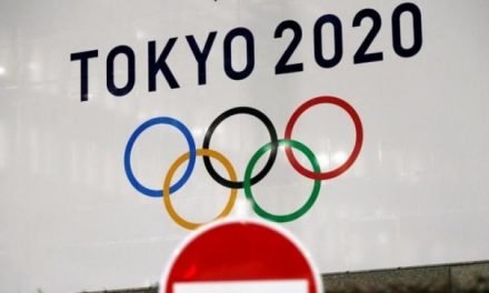 टोक्यो ओलंपिक: देखें – टोक्यो के चीयरलीडर-थीम वाले बार में कम से कम जयकार, शराब नहीं, मौन ओलंपिक देखना