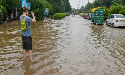 भारी बारिश के कारण दिल्ली में व्यापक जलभराव;  यातायात आवाजाही प्रभावित