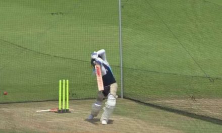 देखें: विराट कोहली काउंटी सेलेक्ट इलेवन के खिलाफ भारत के अभ्यास मैच के दूसरे दिन लंच के दौरान नेट पर बल्लेबाजी करते हैं