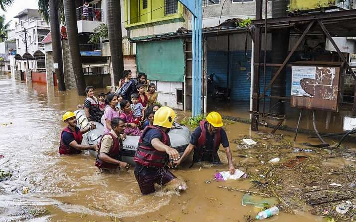 महाराष्ट्र जलप्रलय: कोंकण क्षेत्र में भारी बारिश, ट्रेनों का मार्ग परिवर्तित;  चिपलून में फंसे हजारों