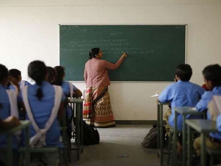 कर्नाटक: स्कूलों को फिर से खोलने की सुविधा के लिए शिक्षकों को टीका लगाया जाएगा