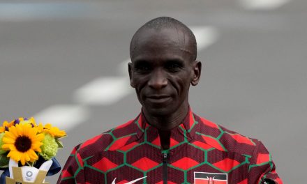 टोक्यो ओलंपिक: केन्या के एलियुड किपचोगे का दबदबा, मैराथन खिताब का बचाव