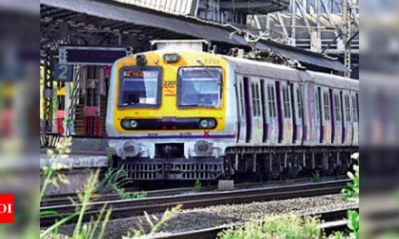 मुंबई लोकल ट्रेन समाचार: 65 रेलवे स्टेशनों पर जारी होने वाली लोकल ट्रेनों में चढ़ने के लिए क्यूआर-आधारित पास |  मुंबई समाचार – टाइम्स ऑफ इंडिया
