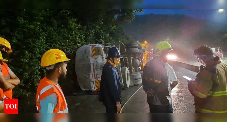 ठाणे में हादसा: घोड़बंदर रोड पर केमिकल टैंकर पलटा, कोई हताहत नहीं |  ठाणे समाचार – टाइम्स ऑफ इंडिया