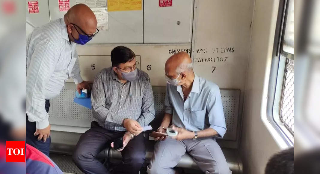 वेस्टर्न रेलवे के जीएम ने लोकल ट्रेन से की यात्रा, फीडबैक मांगा |  मुंबई समाचार – टाइम्स ऑफ इंडिया