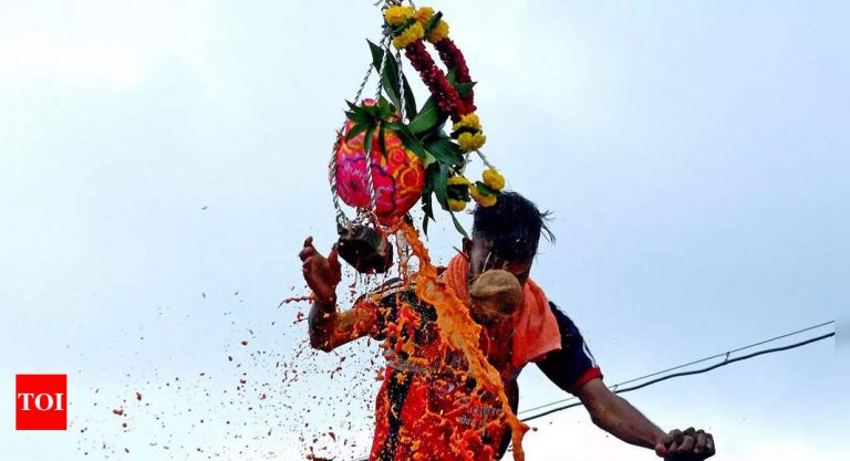 महाराष्ट्र में चुनावी साल से पहले राजनीतिक तूफान पैदा करने वाले दही हांडी के सामूहिक उत्सव पर प्रतिबंध |  मुंबई समाचार – टाइम्स ऑफ इंडिया