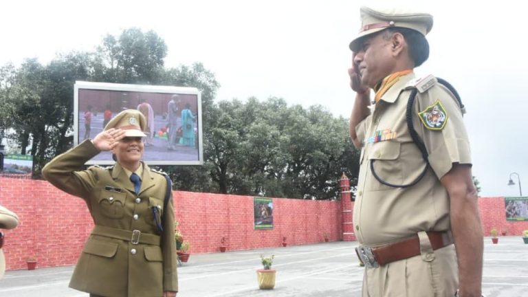 ITBP अधिकारी ने बल में शामिल होने पर बेटी को सलाम किया, नेटिज़न्स ने इसे ‘सबसे बड़ा क्षण’ कहा