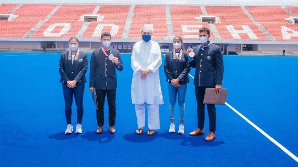 ओडिशा के मुख्यमंत्री ने टोक्यो से लौटे हॉकी खिलाड़ियों को सम्मानित किया, नकद पुरस्कार प्रदान किए