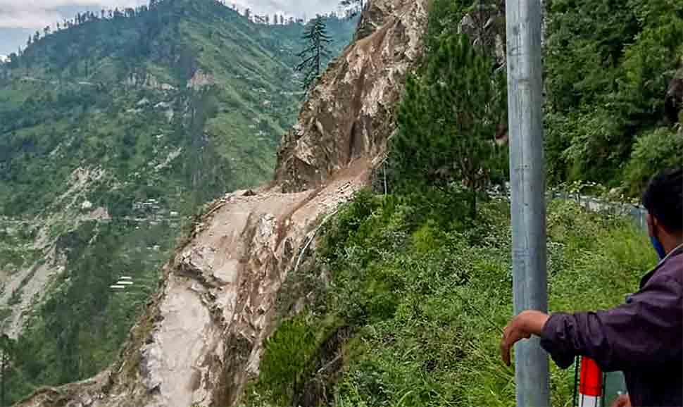 किन्नौर भूस्खलन में मलबे के नीचे 2 की मौत, 40 से अधिक के दबे होने की आशंका, पीएम मोदी ने हिमाचल प्रदेश के सीएम से की बात