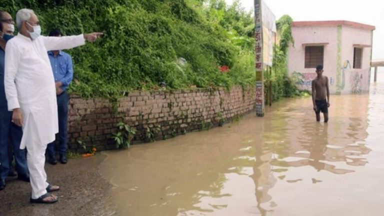 बढ़ते जलस्तर के बीच बिहार के मुख्यमंत्री नीतीश कुमार ने गंगा नदी के आसपास के इलाकों का किया निरीक्षण