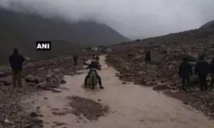 हिमाचल प्रदेश के लाहौल-स्पीति जिले में मनाली-लेह राजमार्ग पर पत्थर गिरने से जाम लगा