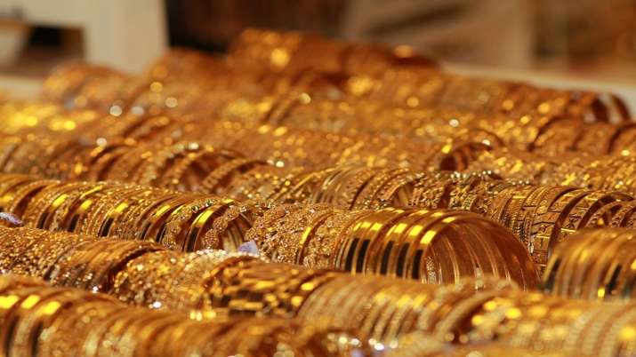 सोने की कीमत आज: सोना 317 रुपये गिरा, चांदी 1,128 रुपये गिरा