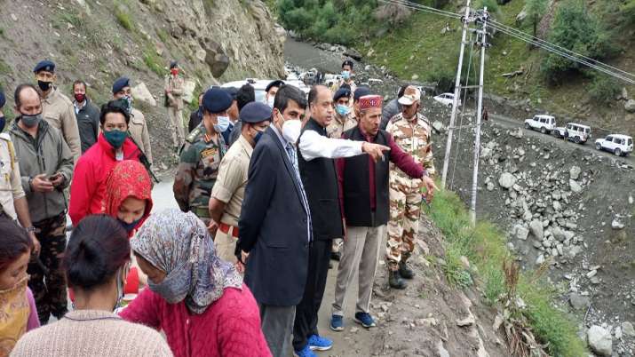 हिमाचल के मुख्यमंत्री जयराम ठाकुर ने लोगों को निकालने के लिए हेलीकॉप्टर तैनात किया है