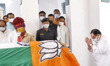 कल्याण सिंह की प्रार्थना में भारतीय ध्वज पर पार्टी का झंडा लगाने के लिए विपक्षी नेताओं ने भाजपा की आलोचना की