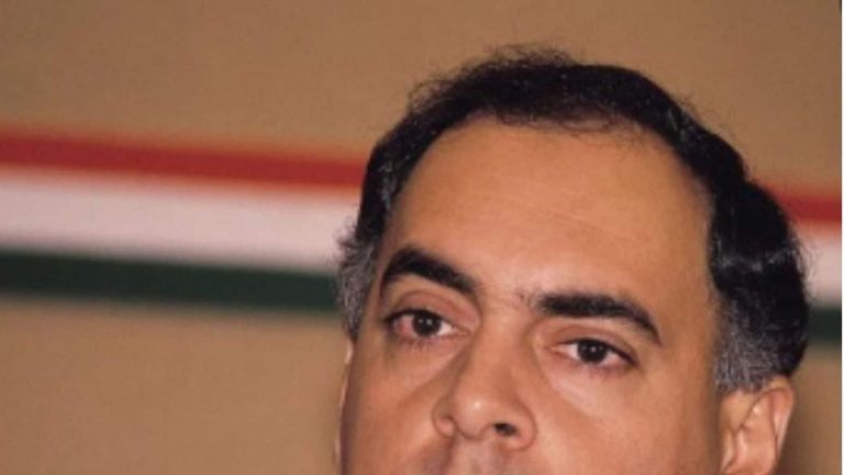 राजीव गांधी जयंती: राहुल गांधी ने यूथ कांग्रेस कार्यालय में किया पूर्व पीएम की प्रतिमा का अनावरण