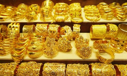 सोने की कीमत आज दूसरे दिन गिरती है;  रिकॉर्ड ऊंचाई से 9,000 रुपये नीचे।  खरीदें या बेचें?