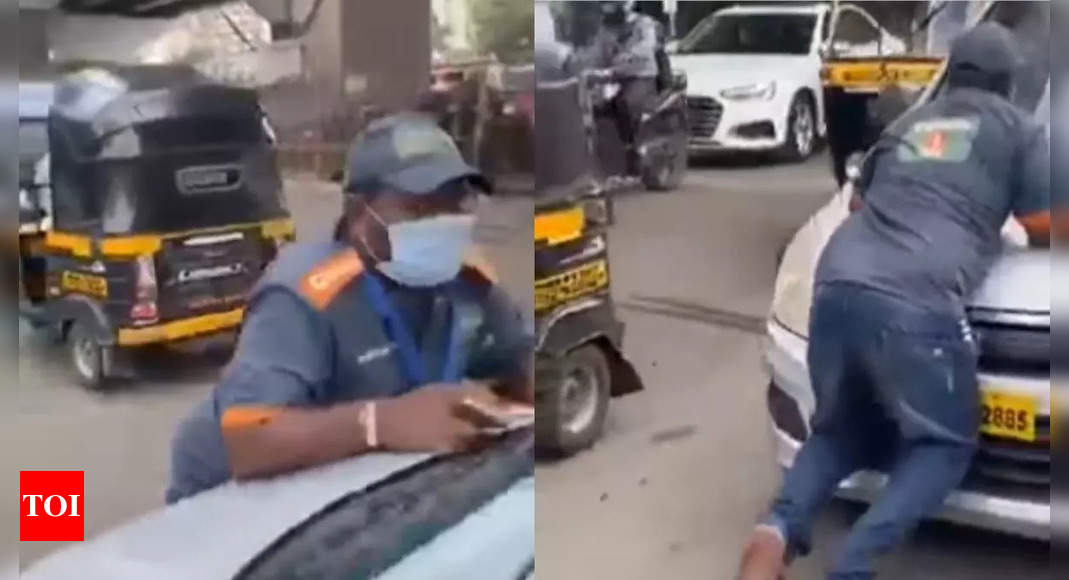 मुंबई: जुर्माना वसूलने के लिए कार के बोनट पर चिपके बीएमसी के सफाईकर्मी, वीडियो हुआ वायरल |  मुंबई समाचार – टाइम्स ऑफ इंडिया
