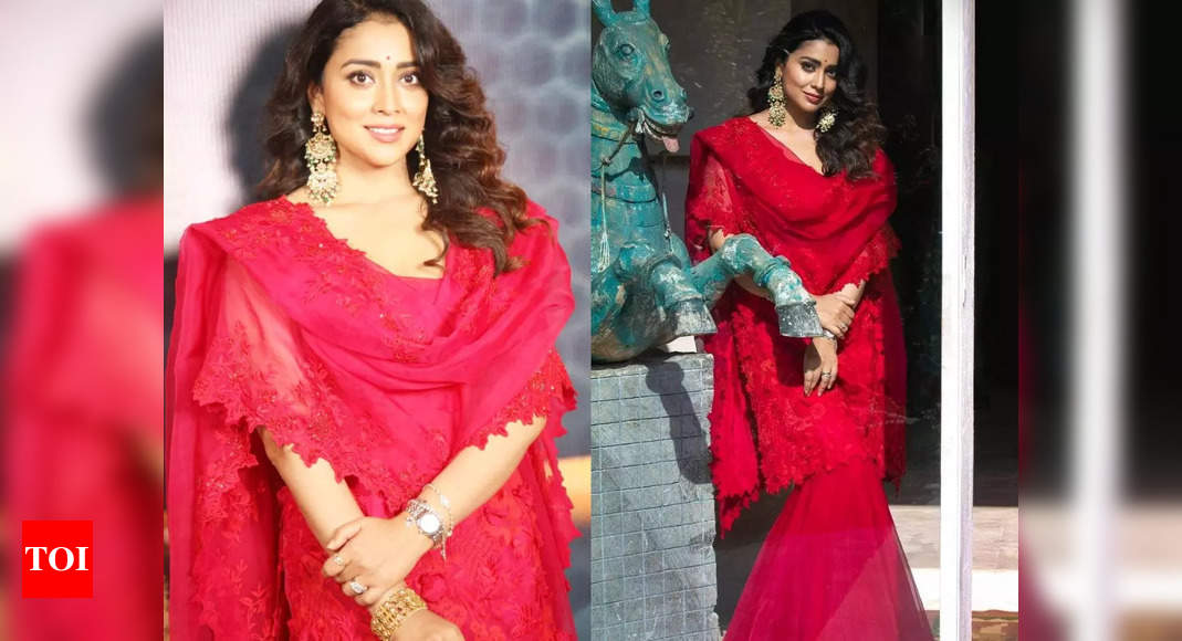श्रिया सरन का लाल शरारा सेट नई दुल्हनों के लिए एकदम सही है – टाइम्स ऑफ इंडिया