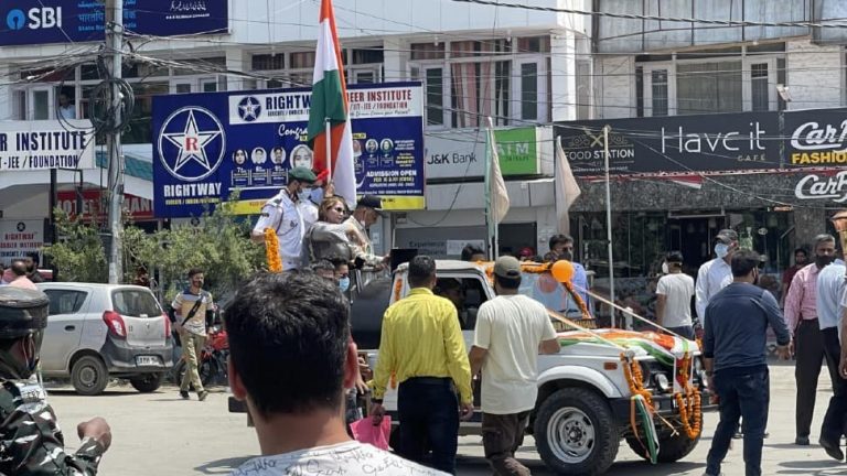 कश्मीर में सुरक्षा अधिकारियों ने आतंकवादियों के परिवारों से मुख्यधारा में शामिल होने का आग्रह करने को कहा