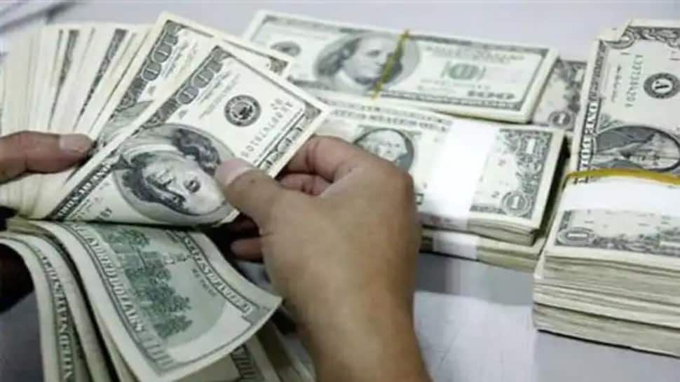 गुवाहाटी हवाईअड्डे पर पकड़ा गया 65 लाख रुपये की विदेशी मुद्रा छुपा रहा शख्स