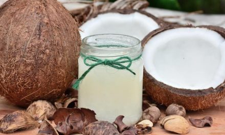 बालों के लिए नारियल तेल: जानिए इसके कई फायदे