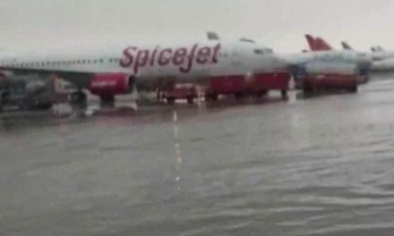 दिल्ली में DELUGE: हर जगह पानी, रिकॉर्ड बारिश में हवाईअड्डे पर पानी भर गया – देखें